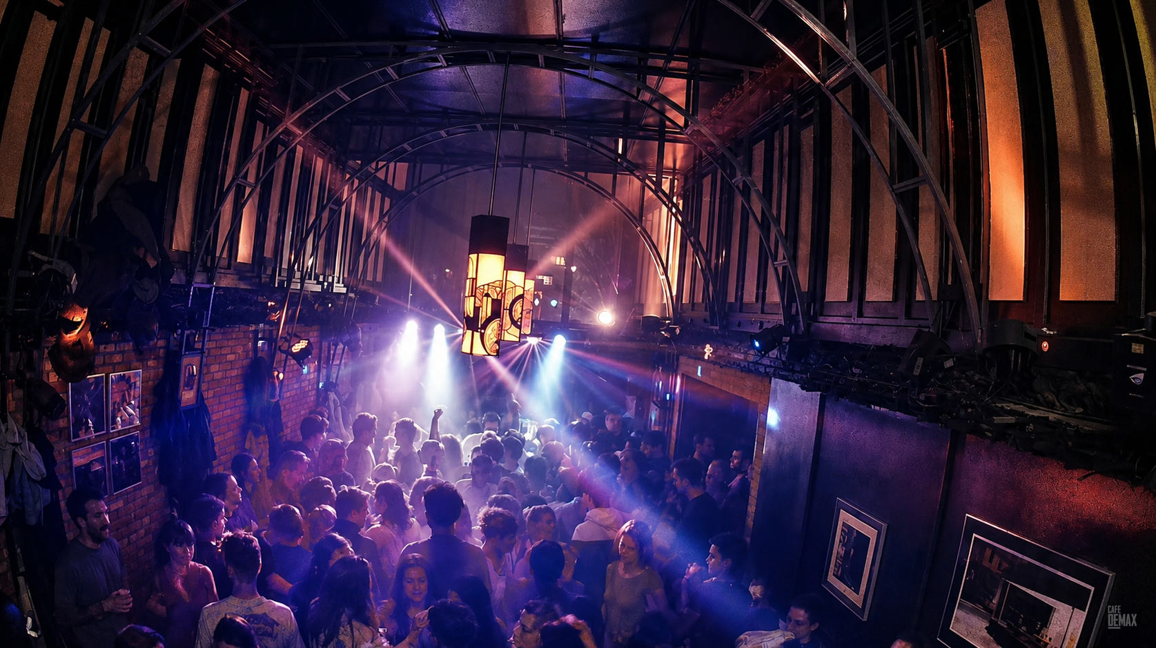 Een volle zaal tijdens een feest in Café De Max