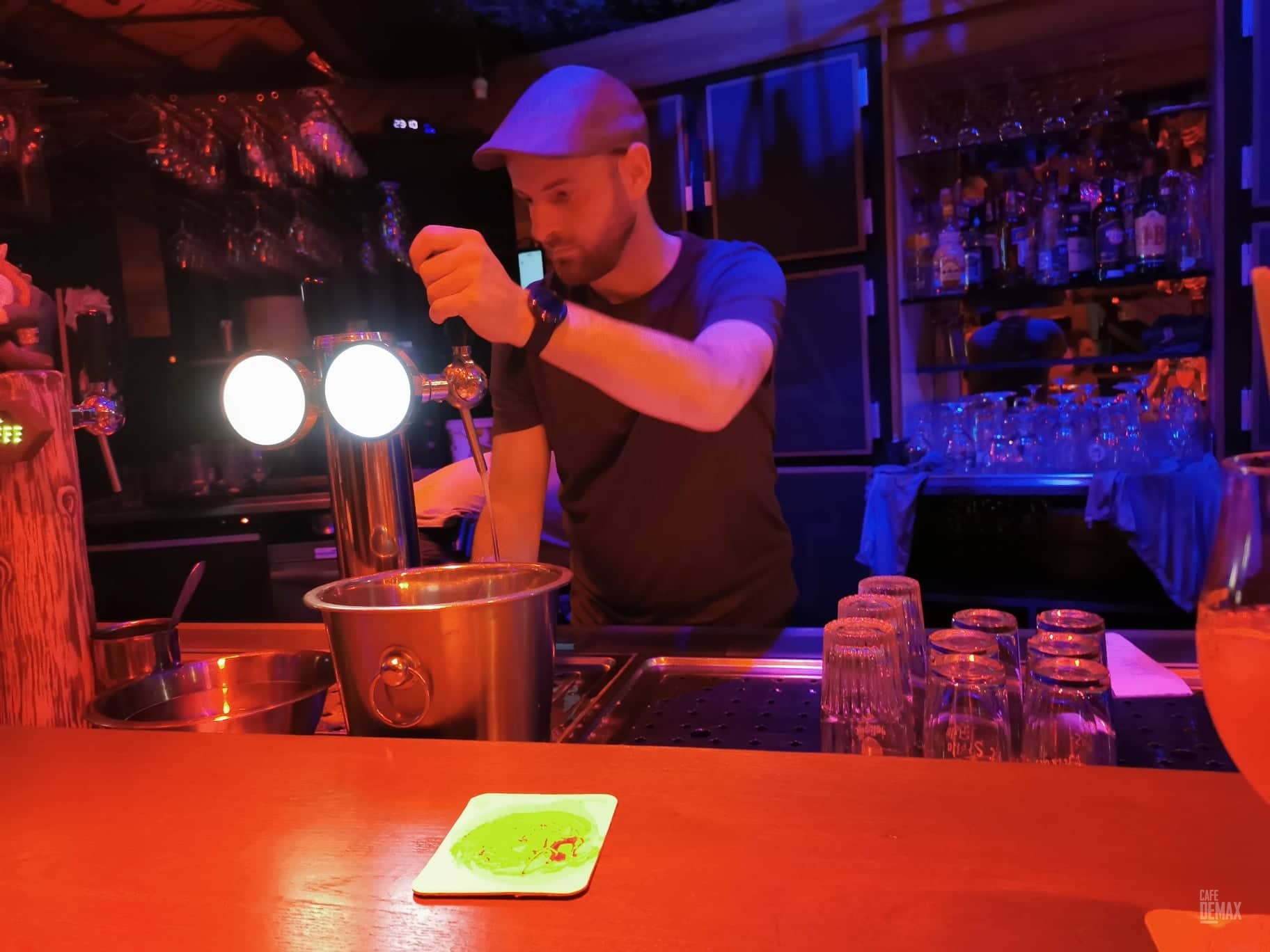 Een drankje wordt klaargemaakt aan de toog