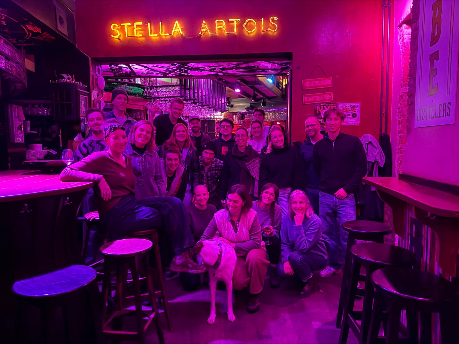 Een groep vrienden samen in Café De Max
