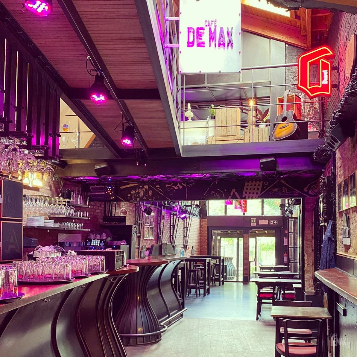 Het kleurrijke interieur van Café De Max