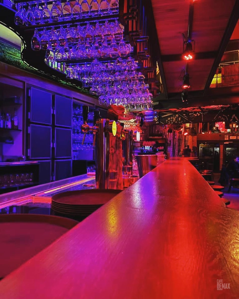 De sfeervol verlichte toog van Café De Max