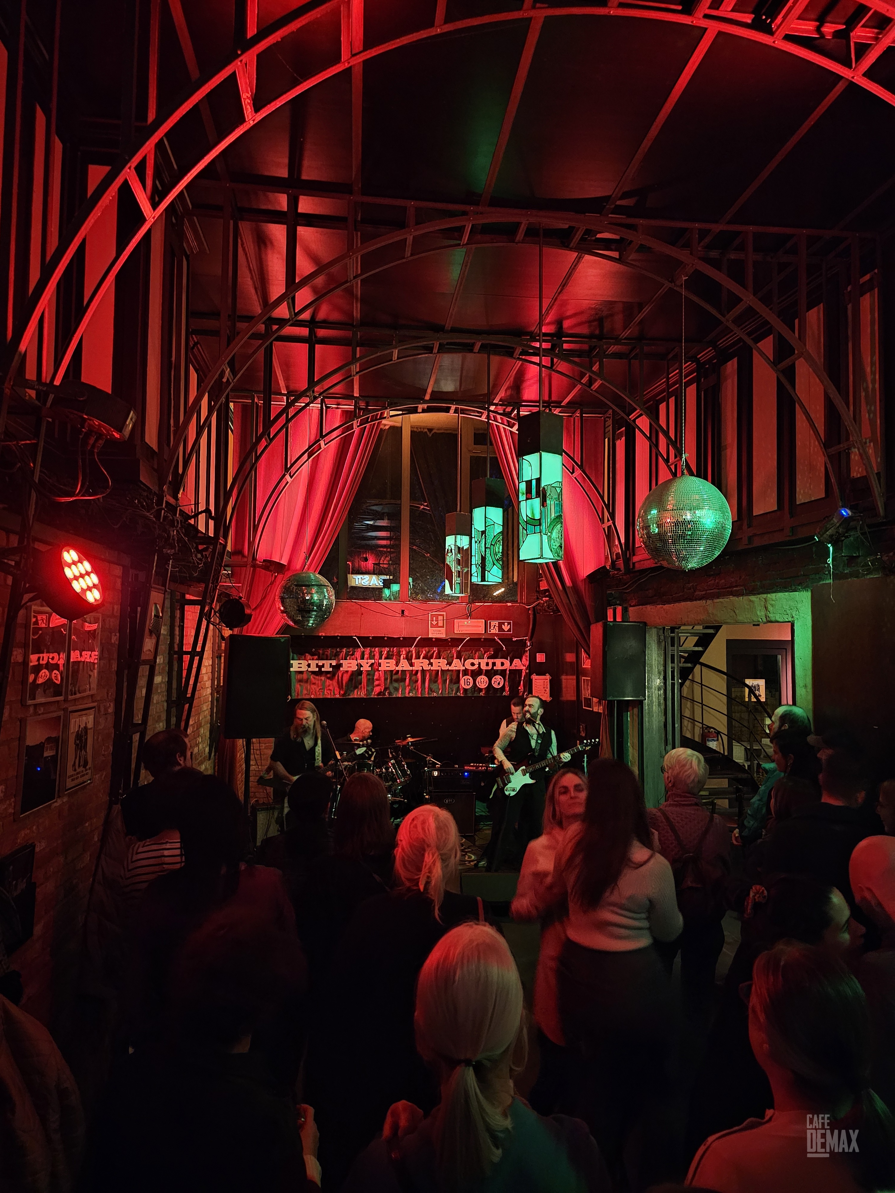 Liveoptreden op het podium van Café De Max (2)