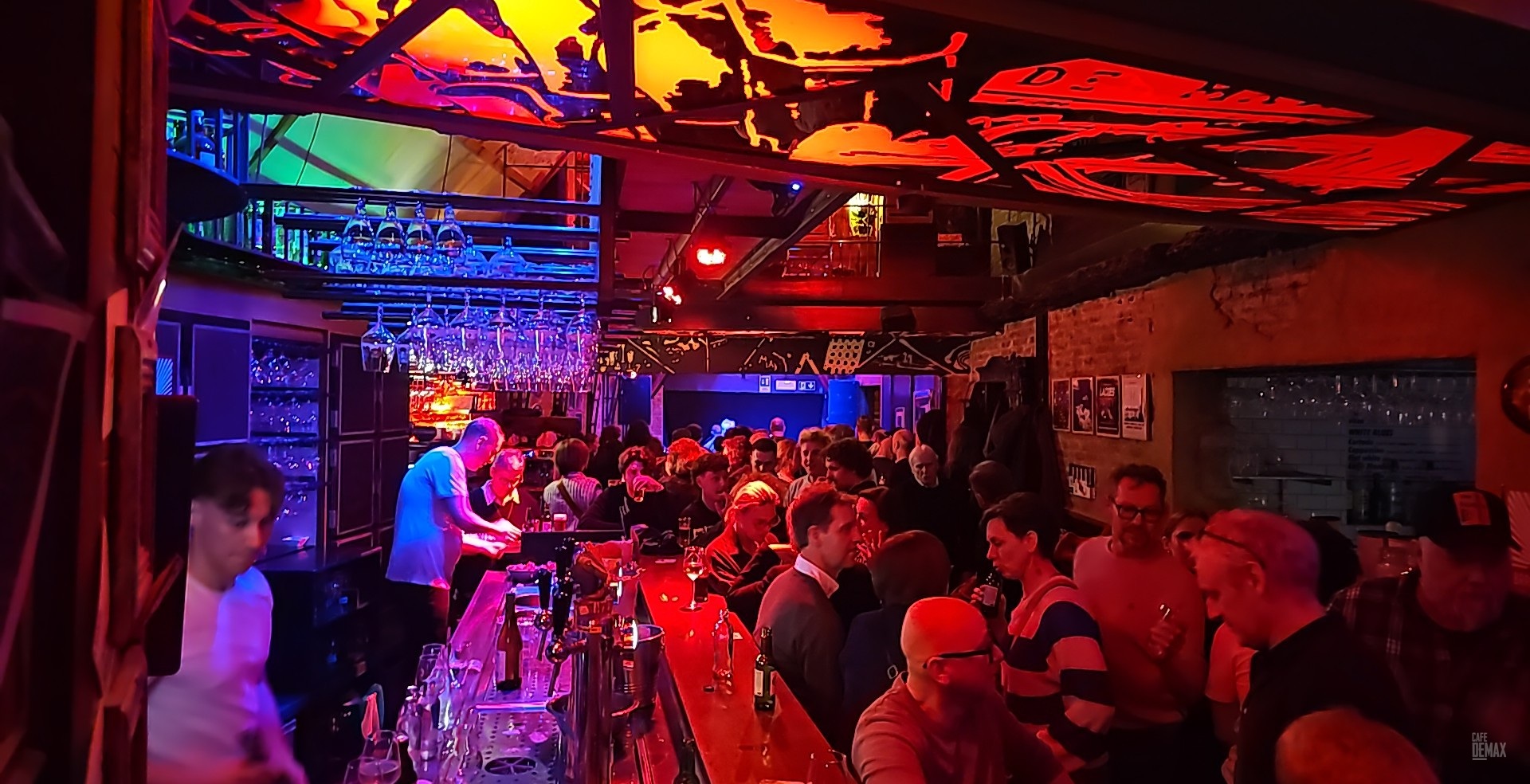 Liveoptreden op het podium van Café De Max (6)