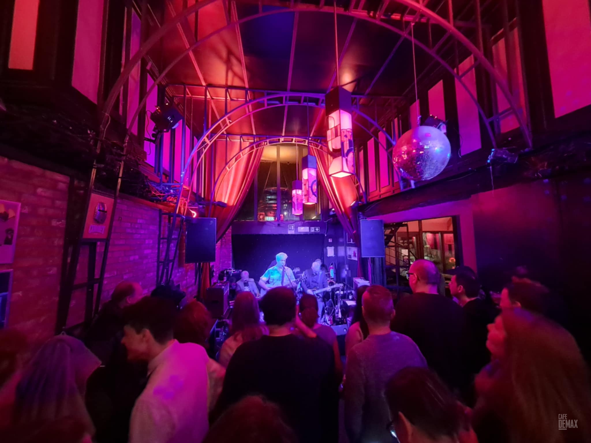 Liveoptreden op het podium van Café De Max (7)