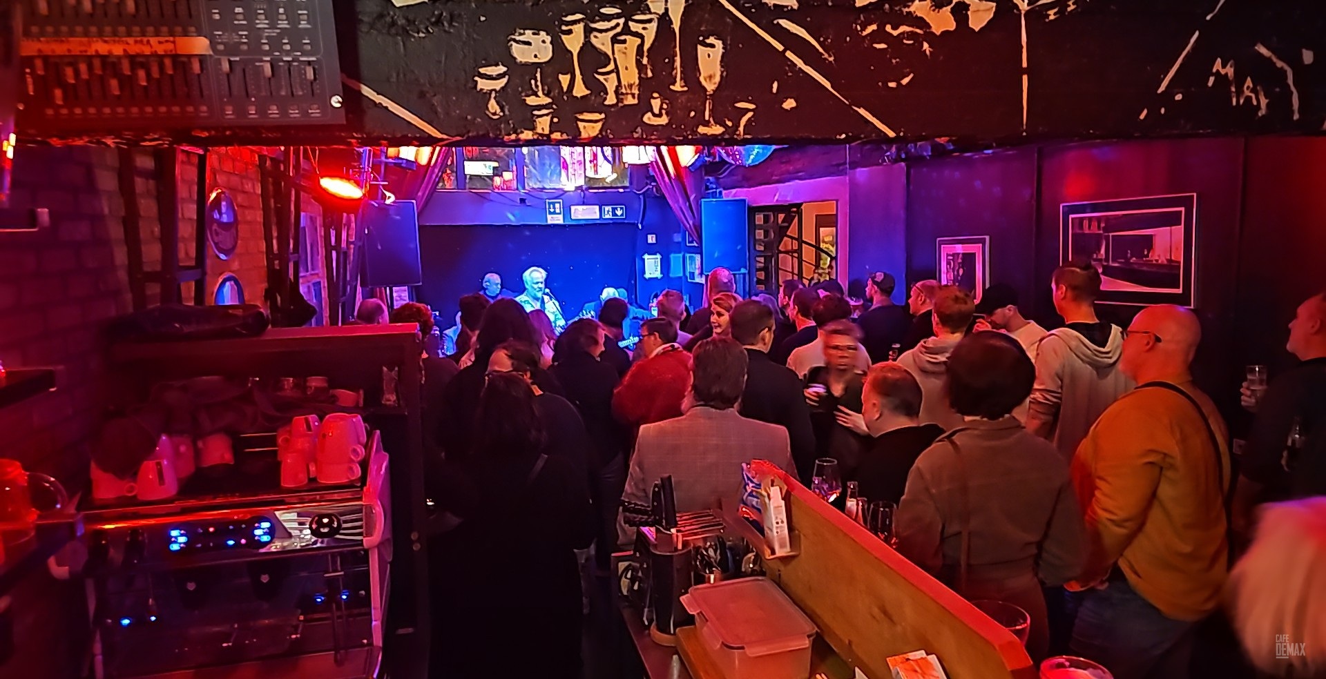 Liveoptreden op het podium van Café De Max (8)