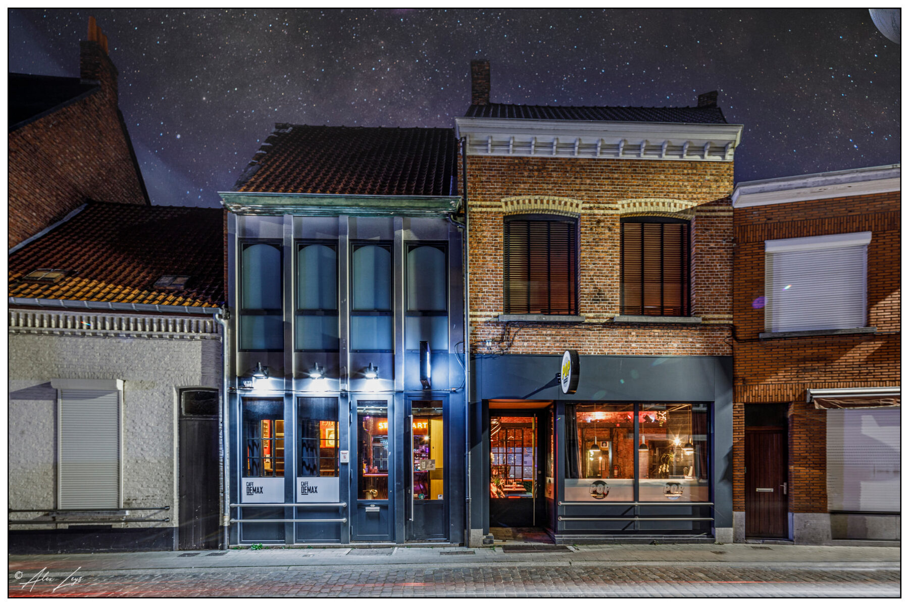 De gevel van Café De Max bij nacht, onder een sterrenhemel
